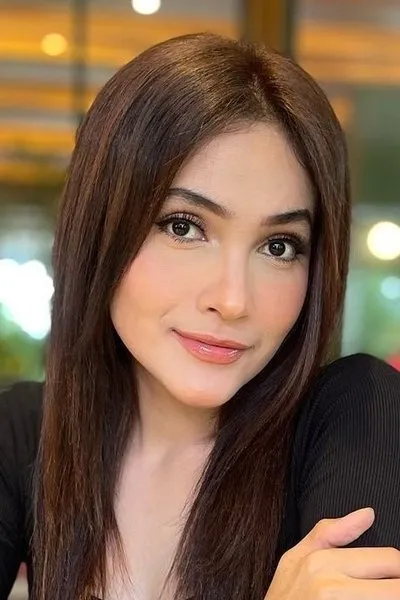 Rowiena Umboh